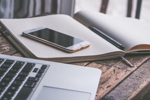 Ordinateur et cahier - Création sites internet Morbihan Petit Prix
