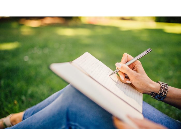 Femme qui écrit dans un parc - Frédérique ALLAIRE Rédaction et rédaction web par Erialla Communication à Auray