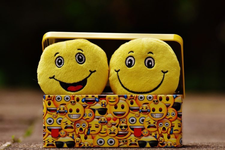 Emojis sourire - Comment se servir des emojis - par Erialla Communication - Rédaction et création site Auray