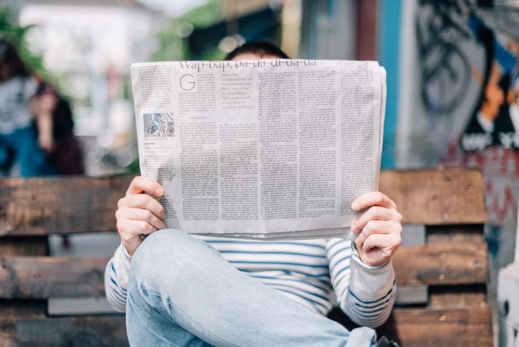 Homme lisant journal - Rédaction, relecture, correction par Erialla Communication