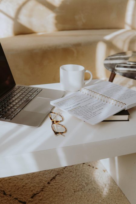 Ordinateur cahier lunettes - Webmaster Auray petit budget
