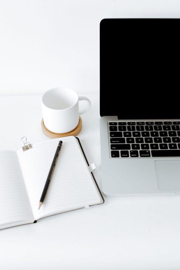 Ordinateur et café - Webmaster Lorient Prix accessible